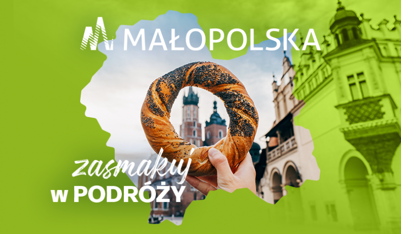 Plakat Małopolska Zasmakuj w podróży. Widok Rynku Głównego w Krakowie z obwarzankiem.