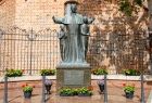 Pomnik świętego Jana Bosko stojący przed salezjańską szkołą w Oświęcimiu